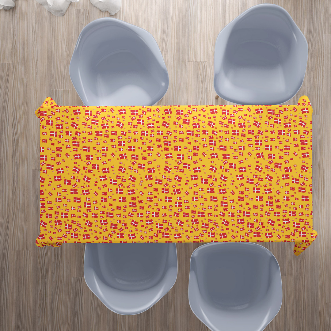 Fødselsdagsdug med danske flag på gul baggrund - VoksdugGiganten